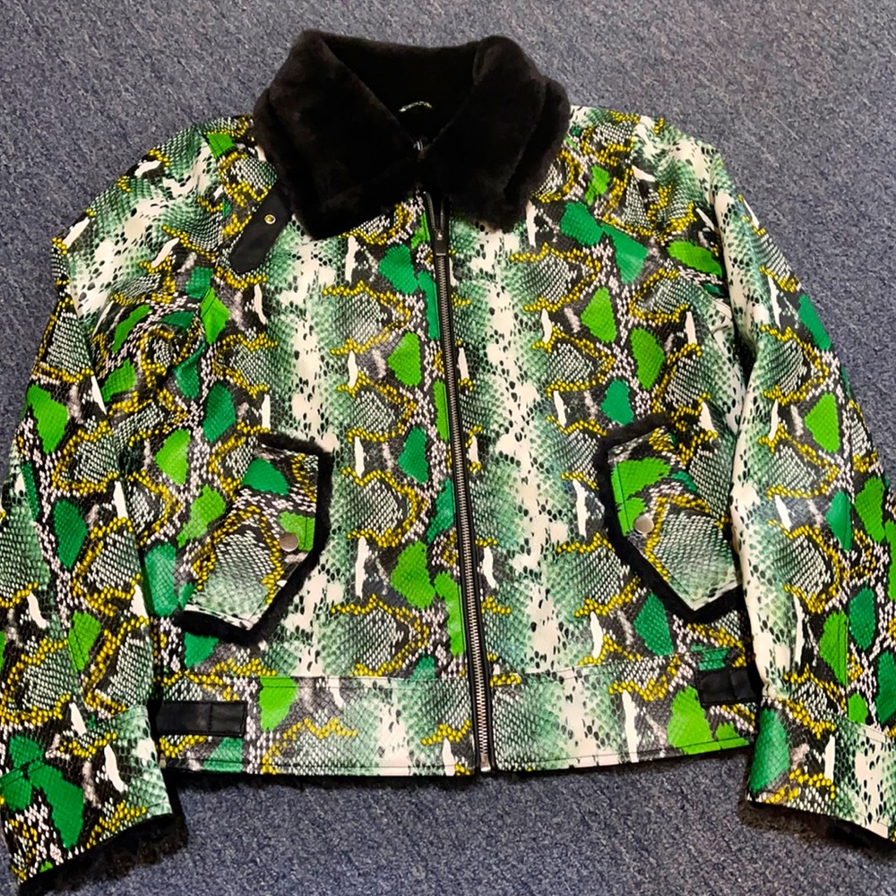 Beautiful coat nice snug just in time for the winter